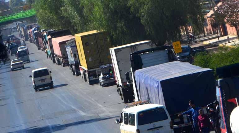 Las filas para conseguir diésel en los diferentes surtidores de todo el país continúan. / Foto: Daniel James