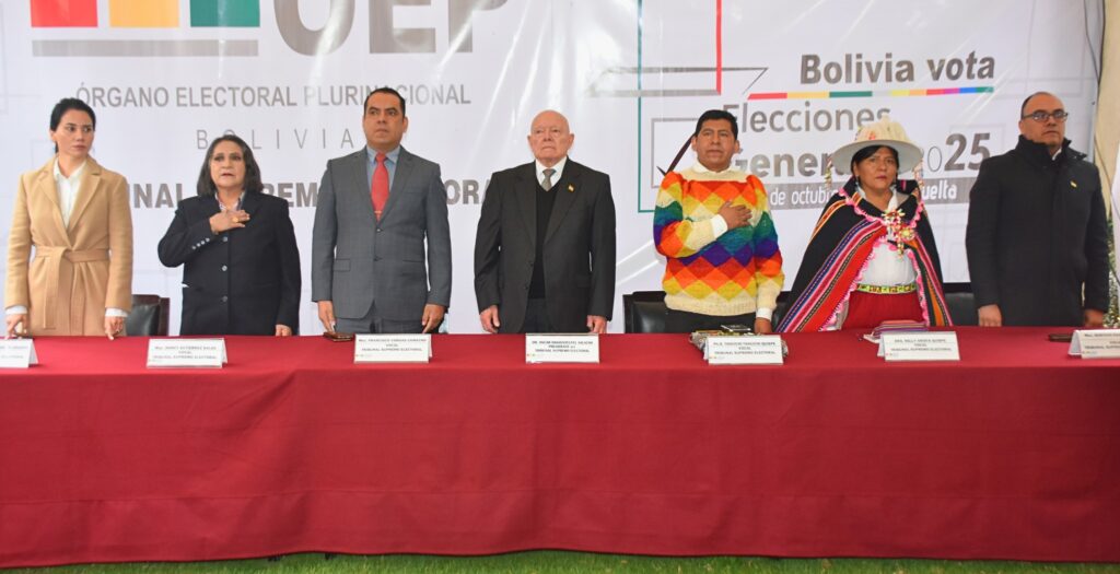 Los vocales del TSE en la inauguración de la segunda vuelta de las elecciones generales. / Foto: TSE.
