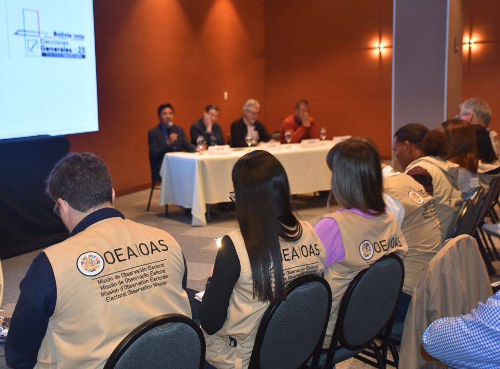 Observadores de la OEA en una reunión sobre el proceso electoral. / Foto: TSE.