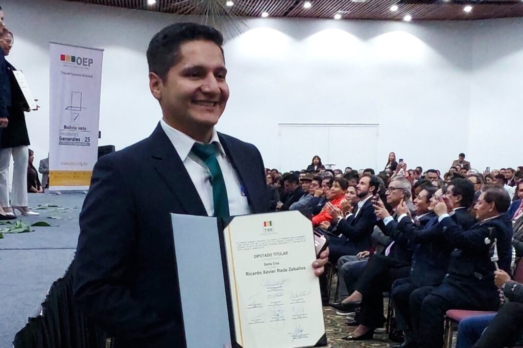 Ricardo Rada muestra la credencial de diputado. / Foto: Ricardo Rada.