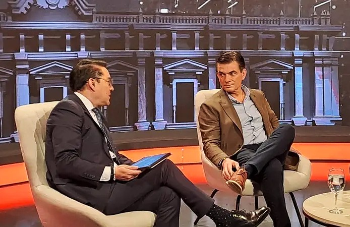 Rodrigo Paz (D) en la entrevista con la Red UNO. / Foto: Red UNO.