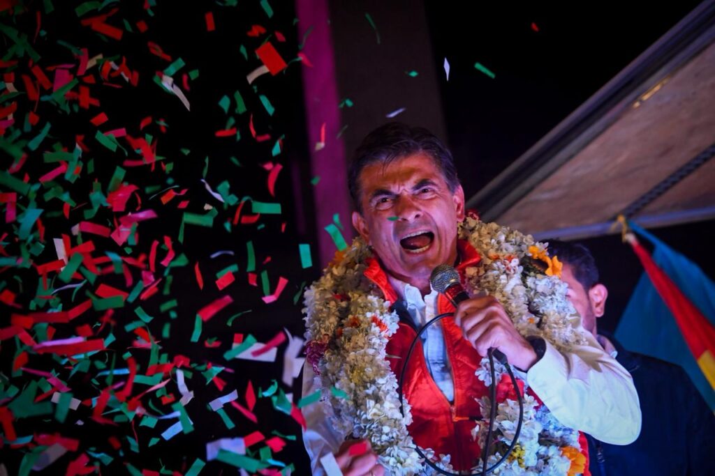 Rodrigo Paz celebra con sus militantes en la plaza del Obelisco. / Foto: ABI.