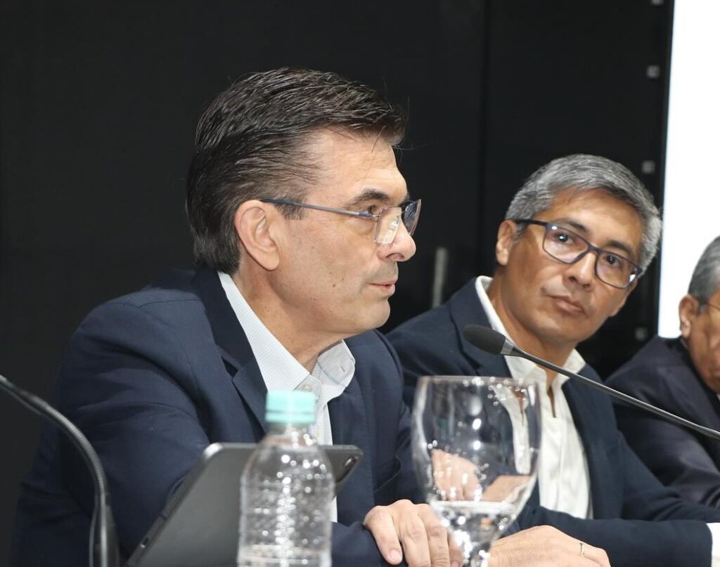 Rodrigo Paz y José Gabriel Espinoza, su asesor. Foto RP.