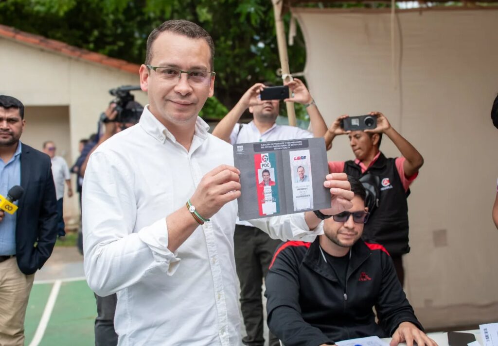 El presidente del TSJ, Romer Saucedo, muestra la boleta de la segunda vuelta. / Foto: RS