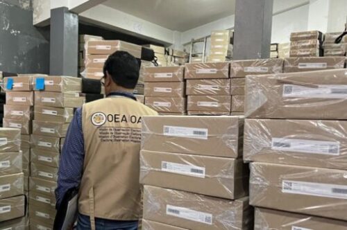 Un observador de la OEA revisa el material electoral en La Paz. Foto TED La Paz.