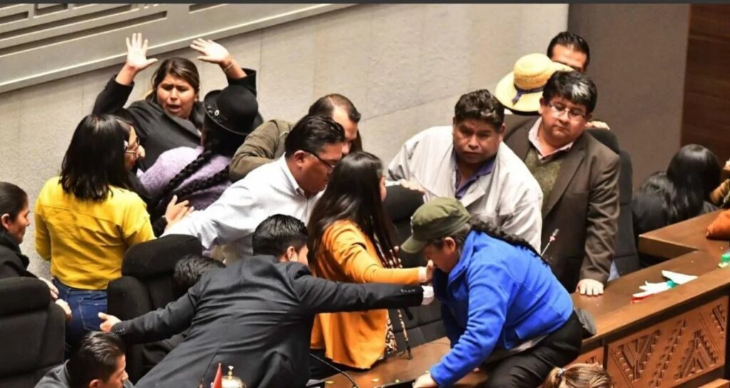 Una de las peleas que se registró en una de las sesiones en el Legislativo. Foto Archivo APG.