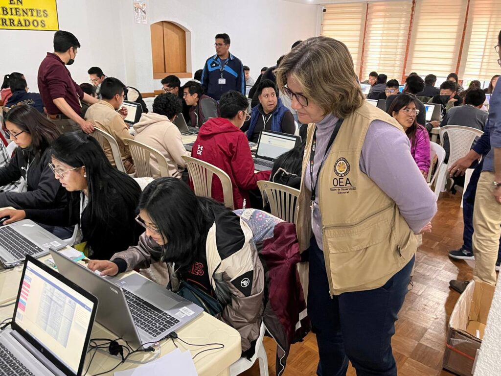Una funcionaria de la MOE OEA sigue el simulacro del Sirepre. / Foto: TSE