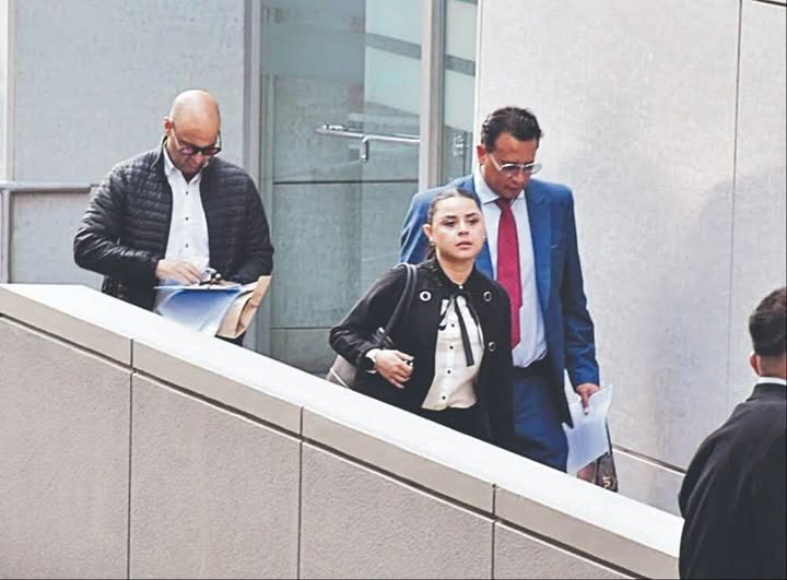 Al centro, Carla Faval, líder de la comisión de transición del presidente electo Rodrigo Paz. / Foto: DTV.