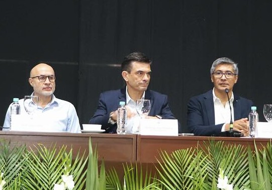 Al centro, Rodrigo Paz, acompañado de José Luis Lupo y José Gabriel Espinoza. Foto RPP.