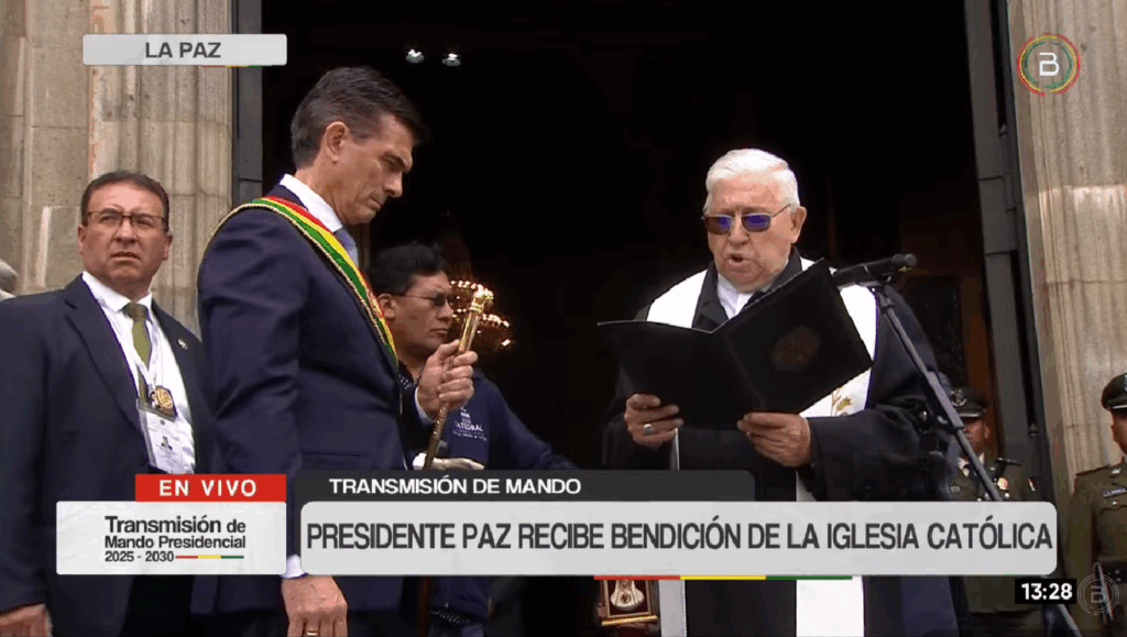 El monseñor Jesús Juárez bendice al presidente Rodrigo Paz en puertas de la Catedral. / Foto BTV.