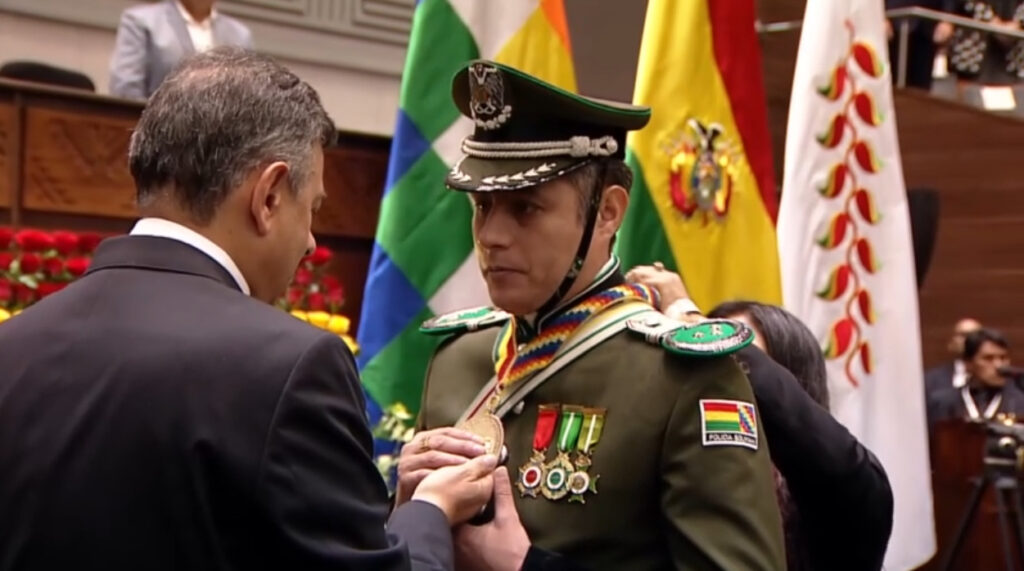 Edmand Lara recibe el saludo del presidente del Senado.
