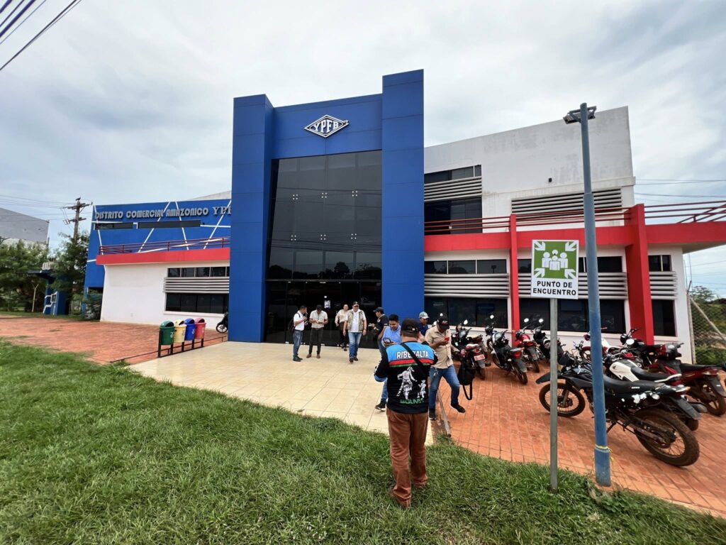 El allanamiento en YPFB Riberalta. / Foto: El Riberalteño Noticias.