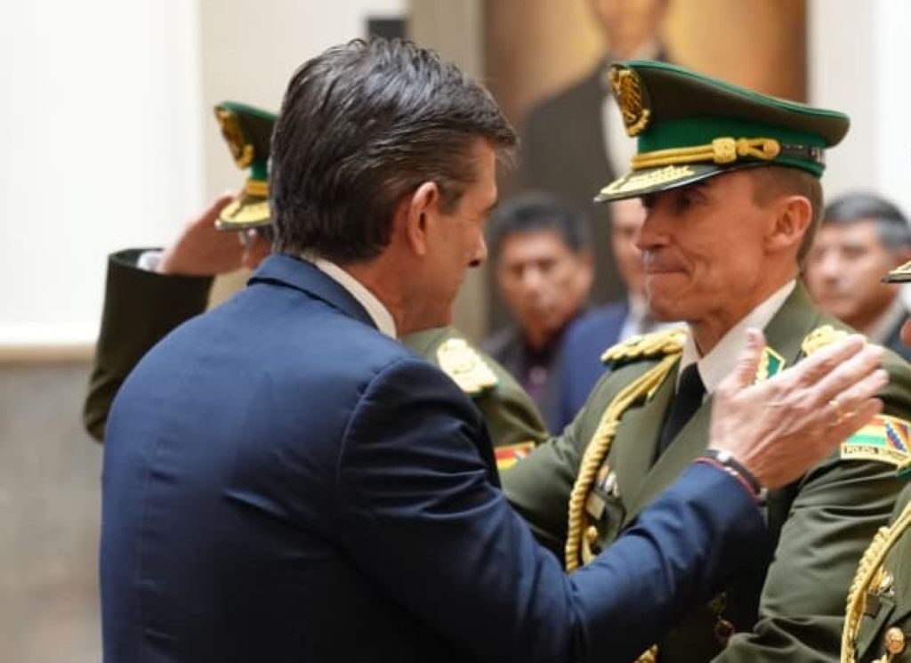 El general Sokol saluda al presidente Paz. / Foto: Policía.