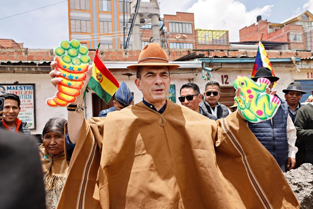 El presidente Rodrigo Paz en su visita a los amautas de El Alto. / Foto: RPP.