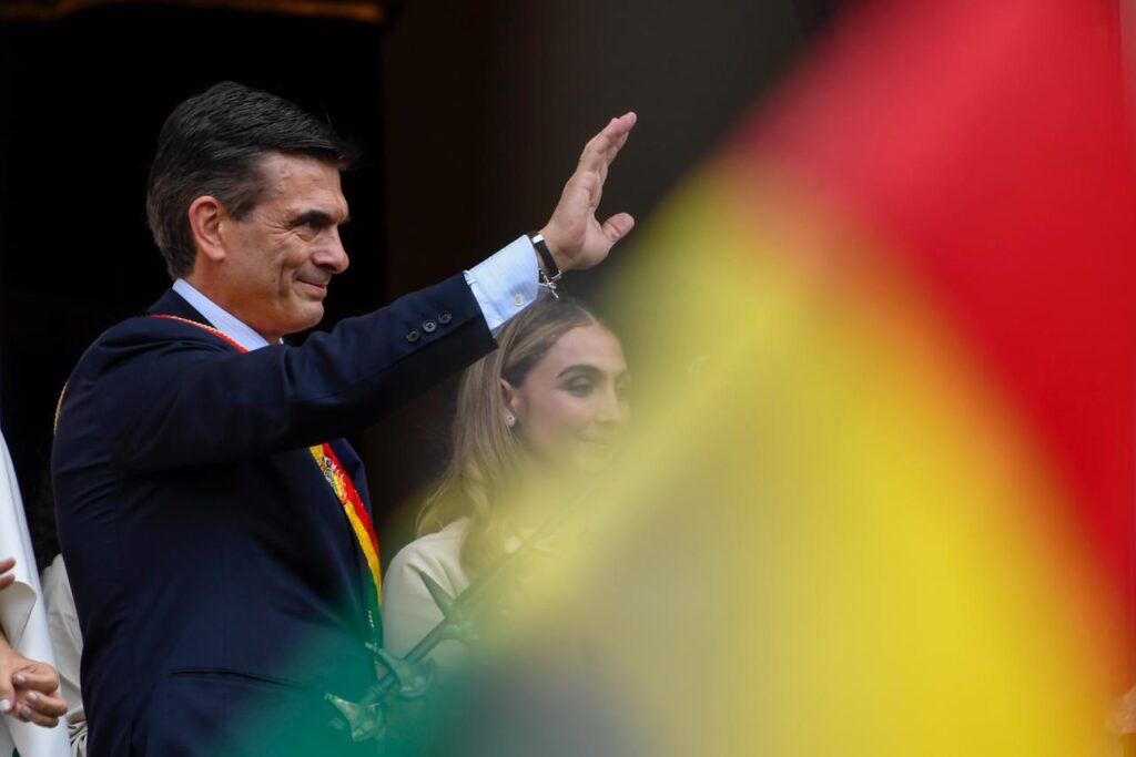 El presidente Rodrigo Paz saluda desde el balcón de Palacio de Gobierno. / Foto: ABI.