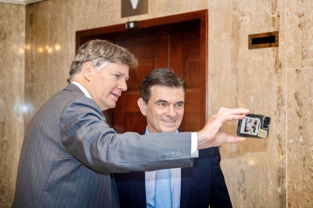 El subsecretario de Estado de EEUU, Christopher Landau, y el presidente electo de Bolivia, Rodrigo Paz. / Foto: Ch. L.