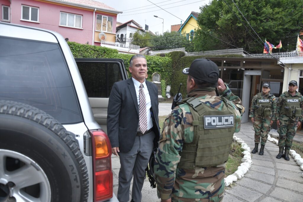 El viceministro antidrogas llega a las oficinas que se ubican en Sopocachi, en La Paz. / Foto: VDSSC.