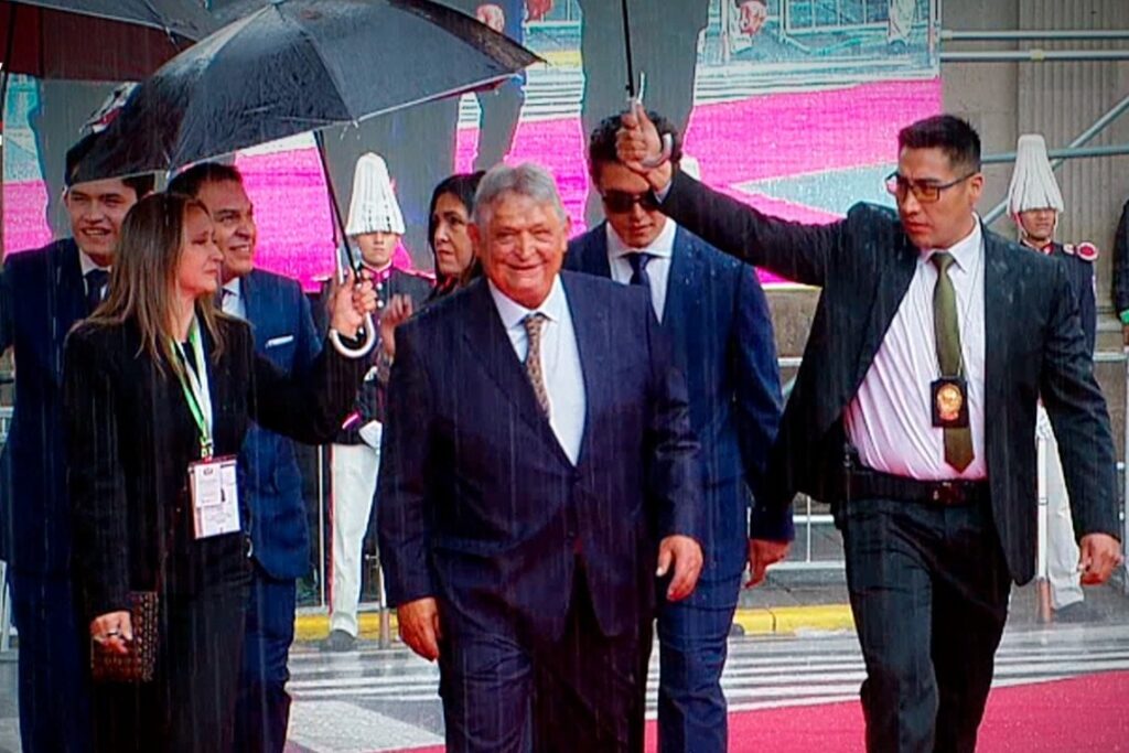 Jaime Paz en el acto de posesión de Rodrigo Paz. / Foto: BTV
