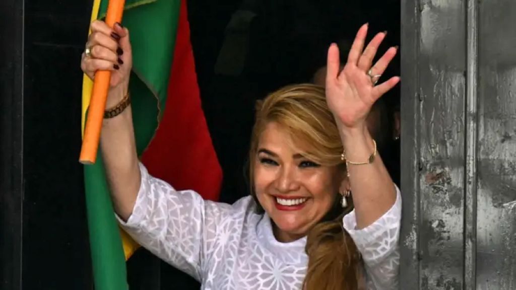 Jeanine Añez tras su salida de la cárcel de Miraflores. / Foto: Red UNO.