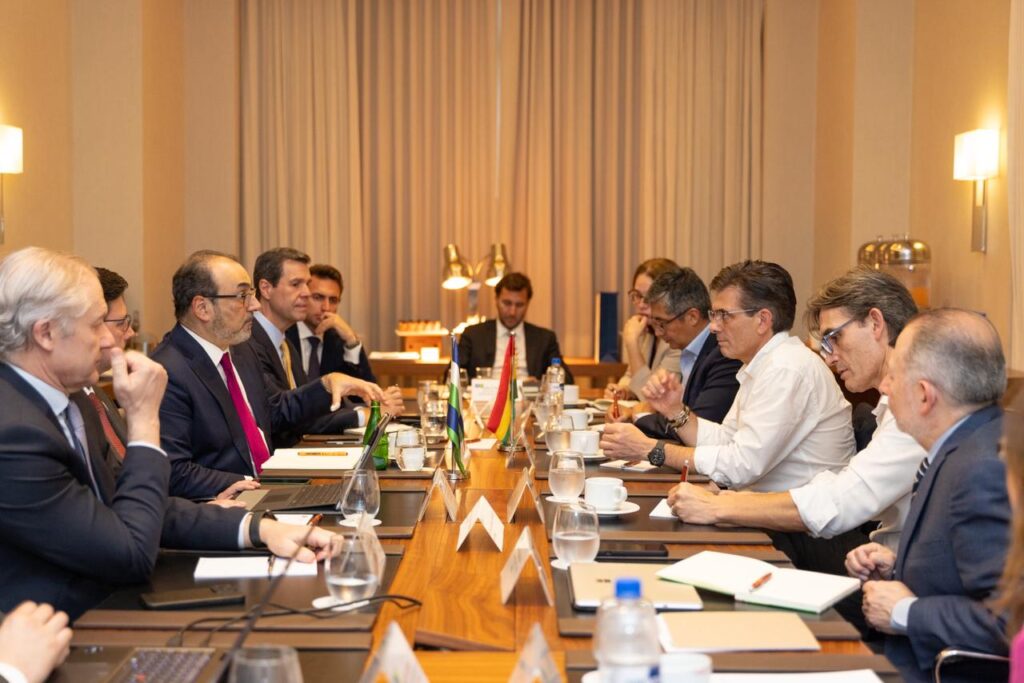 La reunión de Rodrigo Paz con personeros de la CAF.