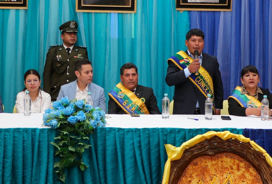 La diputada Diana Romero y el vicepresidente Edmand Lara en un acto en el Municipio de Arani. / Foto: Municipio de Tiquipaya.