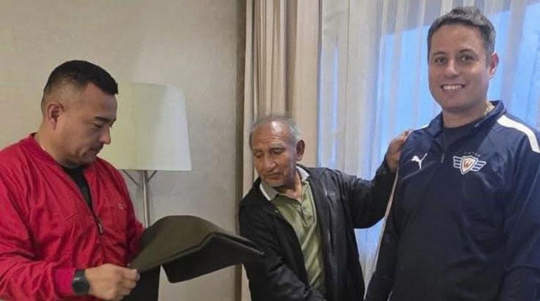 Lara en la medición de su traje para la posesión. Foto EncontradosLara en la medición de su traje para la posesión. Foto Encontrados