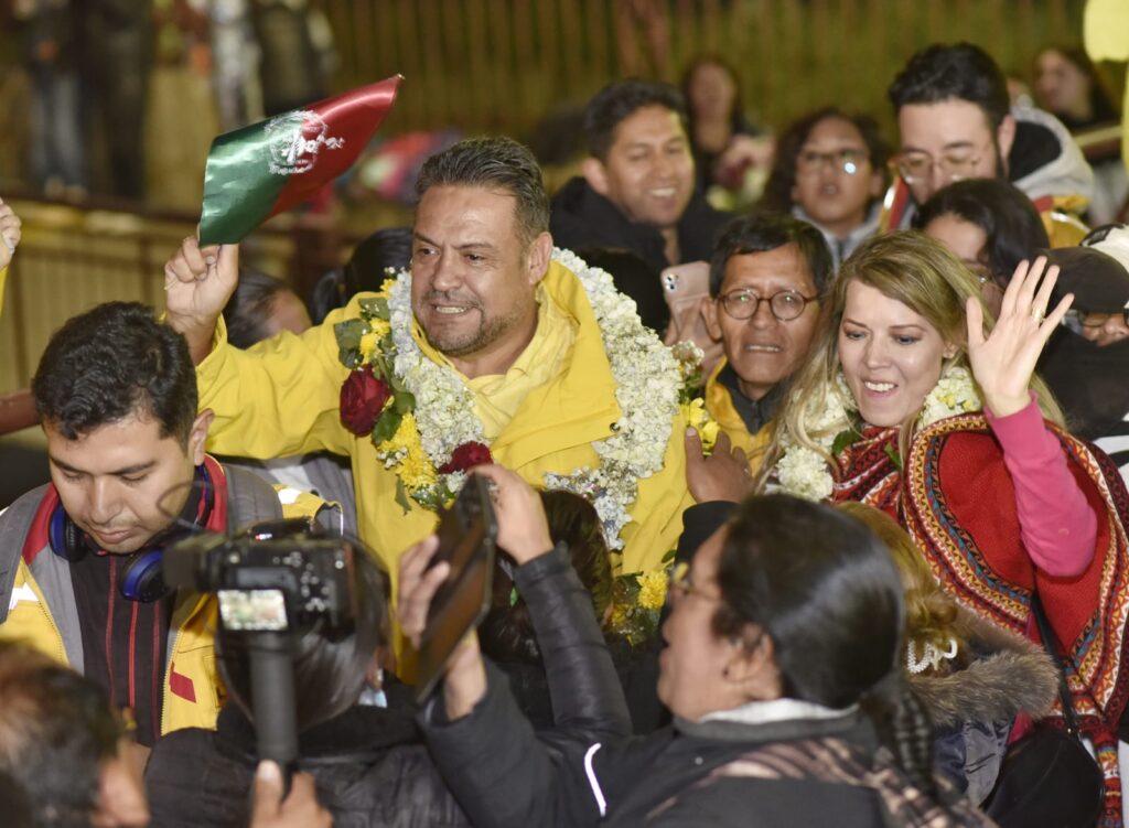 Luis Revilla y Maricruz Ribera a su arribo a La Paz. / Foto: Sol.bo.