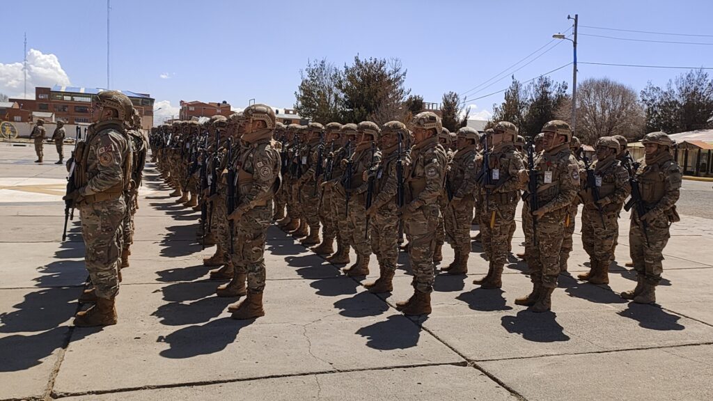 Militares en la clausura de un curso anticontrabando. / Foto: VLC.