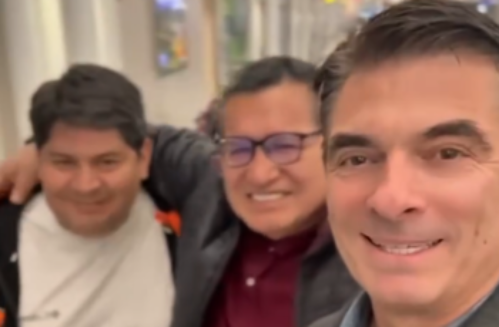 Rodrigo Paz (D) y los dos bolivianos con quienes conversó en el aeropuerto Washington. / Foto: eju.tv
