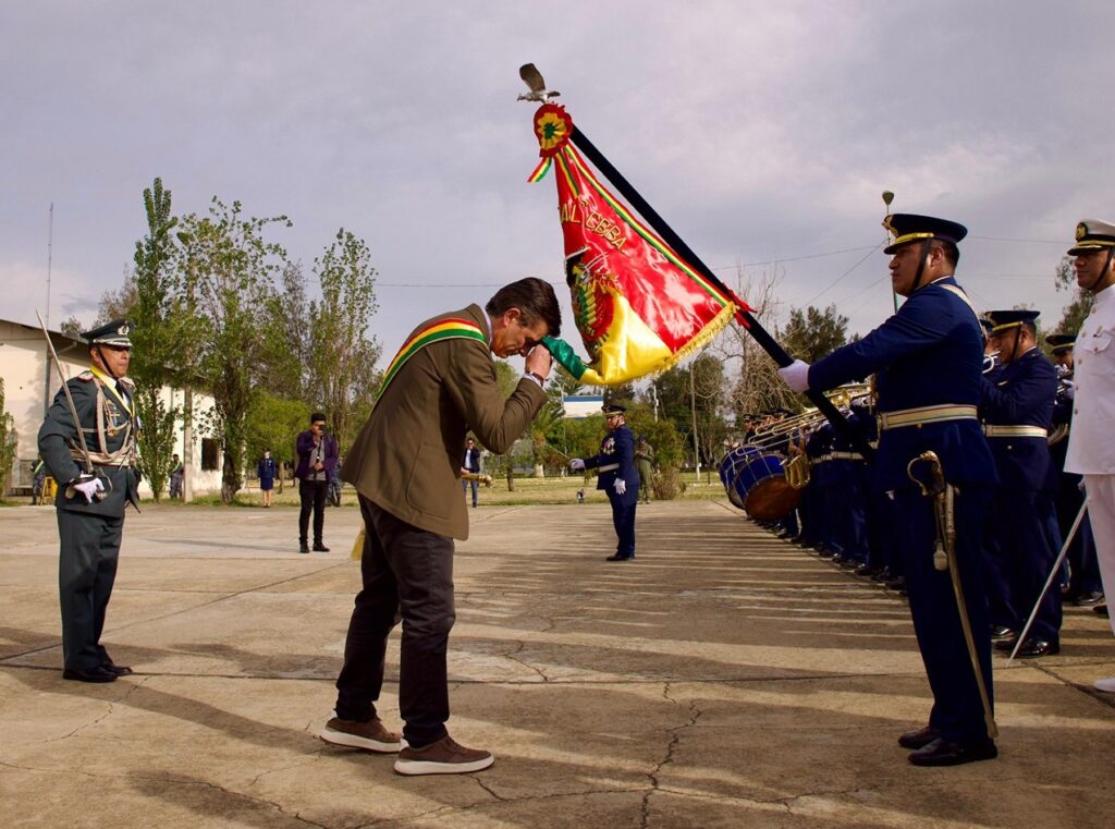 Rodrigo Paz rinde homenaje al estandarte nacional. / Foto: RPP