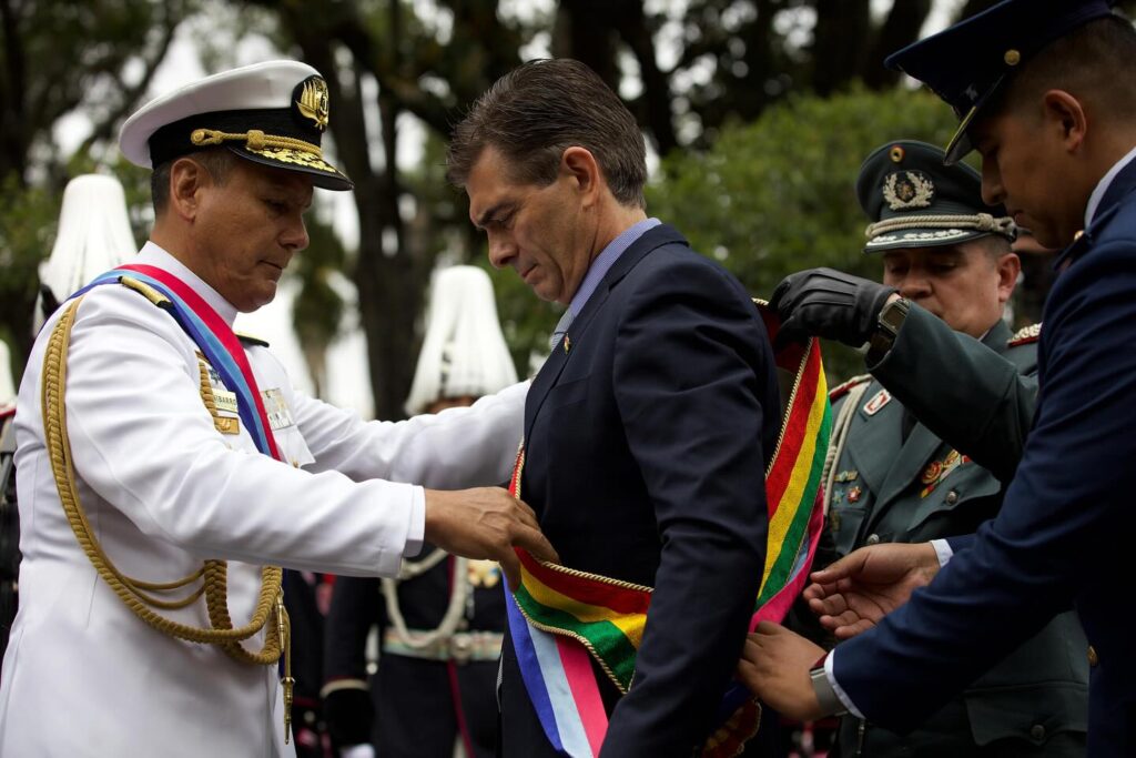 Rodrigo Paz fue reconocido como capitán general de las FFAA en un acto en Sucre. / Foto: RP.