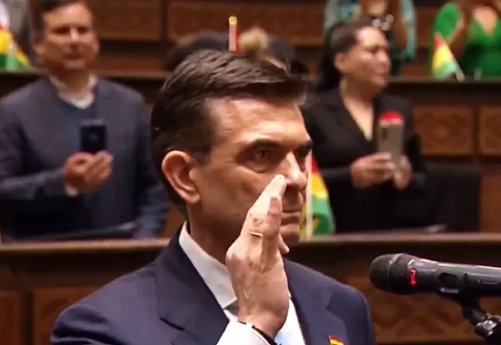 Rodrigo Paz jura como presidente. / Foto: Unitel.