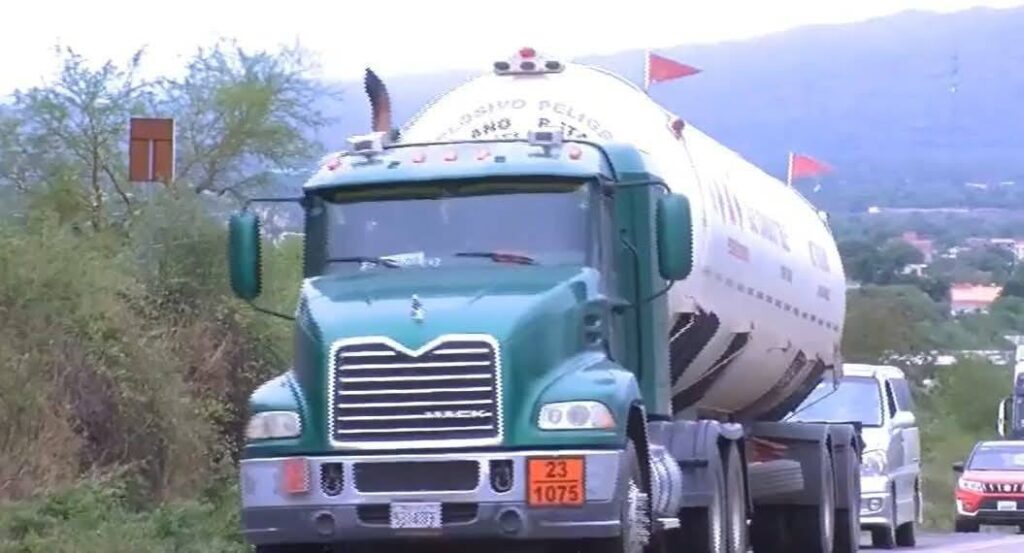 Una de las cisternas que ingresa al país. / Foto: BTV.