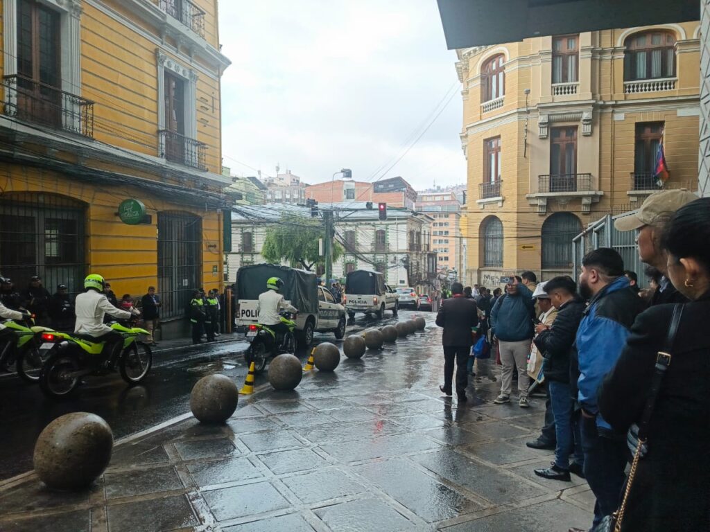 Una intensa llovizna cae en La Paz, en puertas de la posesión de Rodrigo Paz. / Foto: Eji.tv.