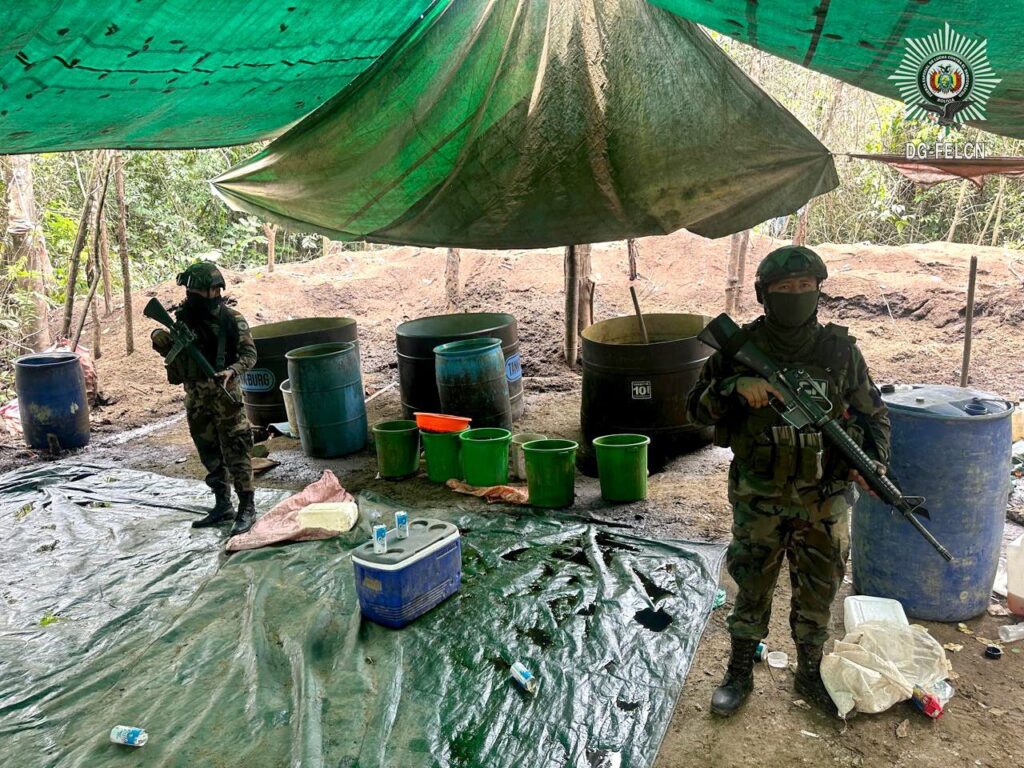 Agentes antinarcóticos en una fábrica de drogas.