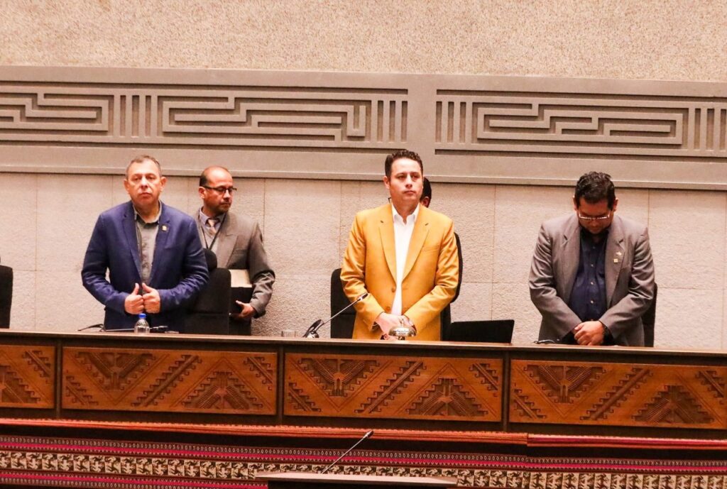 Al centro, el vicepresidente Edmand Lara junto con los presidentes de las cámaras. Foto Vicepresidencia.