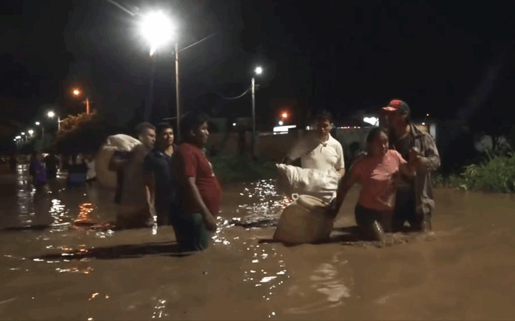 El desborde el río Piraí ahora afecta a barrios de Montero. / Foto Captura de video