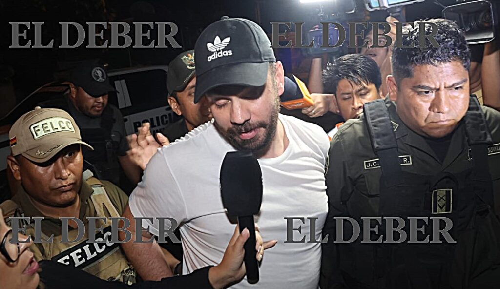 El exministro Eduardo del Castillo ingresa a dependencias de la FELCC. / Foto: El Deber.