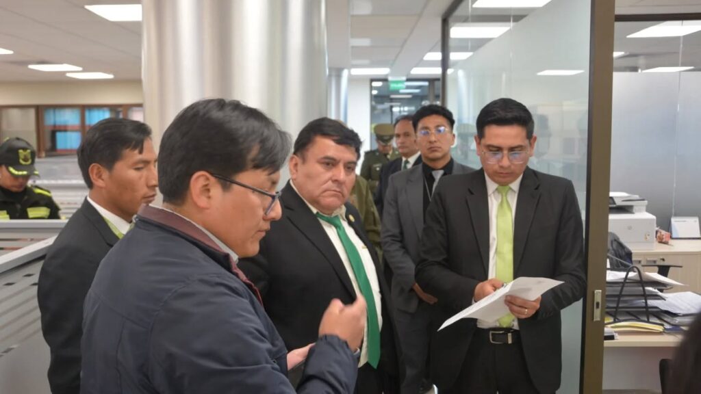 El fiscal de Oruro, Aldo Morales, en la inspección a instalaciones de YPFB en Oruro. / Foto: FGE.