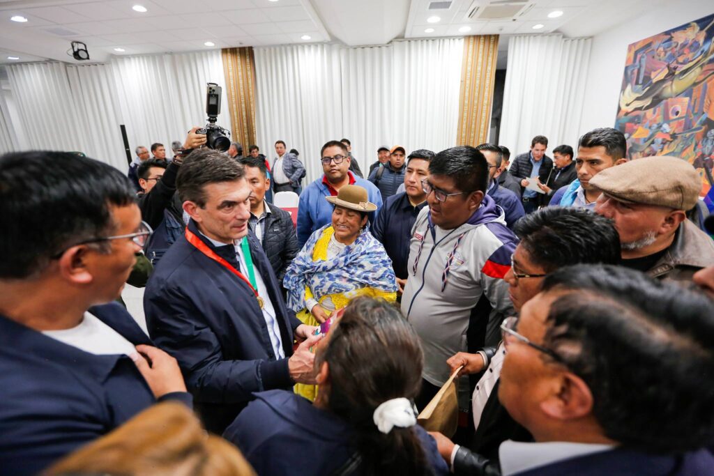 El presidente Rodrigo Paz conversa con los dirigentes de las juntas vecinales. / Foto: Presidencia.