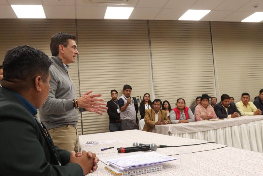 El presidente Rodrigo Paz en la reunión con uno de los sectores sociales. / Foto: Presidencia.