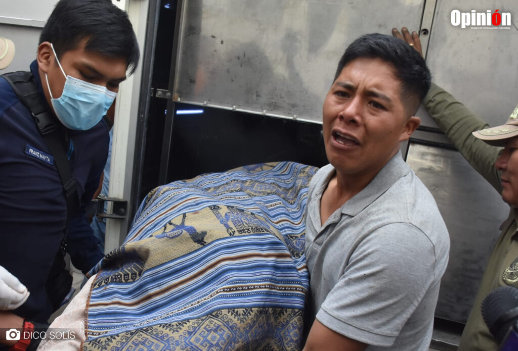 Familiares de una de las víctimas de Cotapachi. / Foto: Opinión.