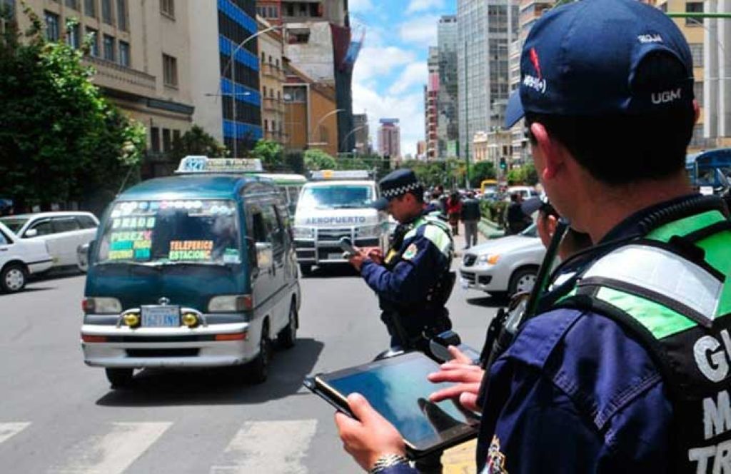 Guardias ediles controlan el transporte público. / Foto: AMUN.