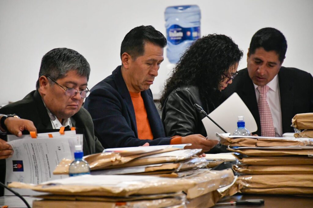 La Comisión Mixta de Constitución revisa los méritos de los postulantes a vocales. / Foto: TSE.