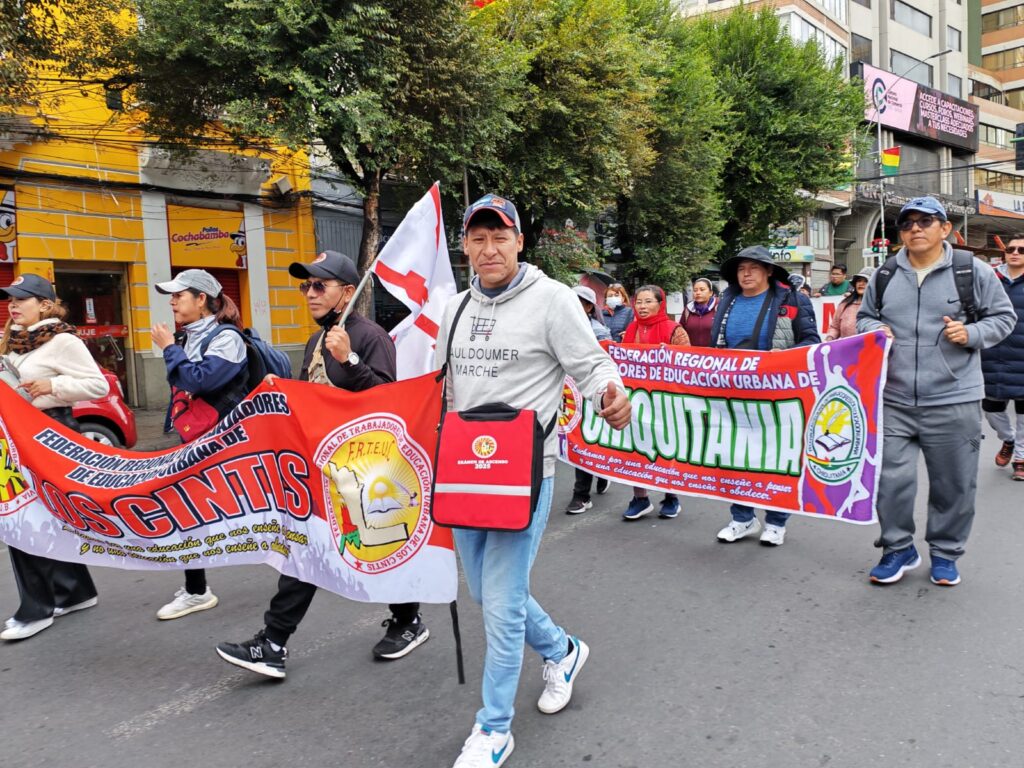 La movilización de los maestros en la ciudad de La Paz contra el DS 5503. / Foto CTEUB