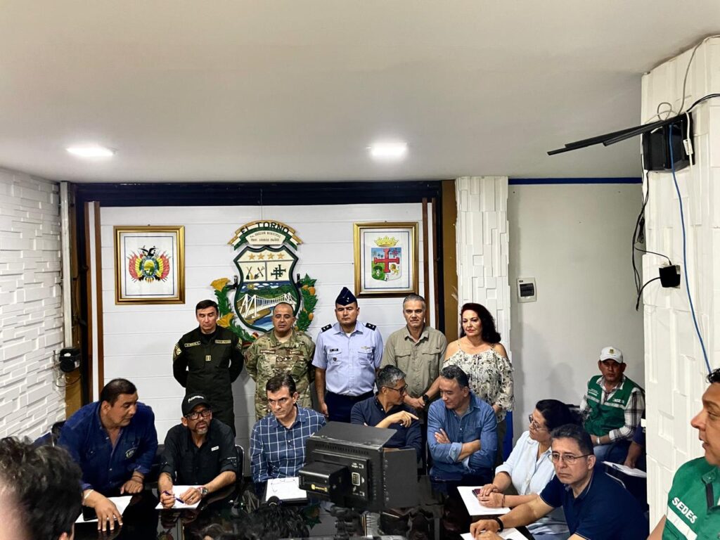 La reunión del presidente Paz con sus colaboradores y las autoridades de El Torno y Santa Cruz