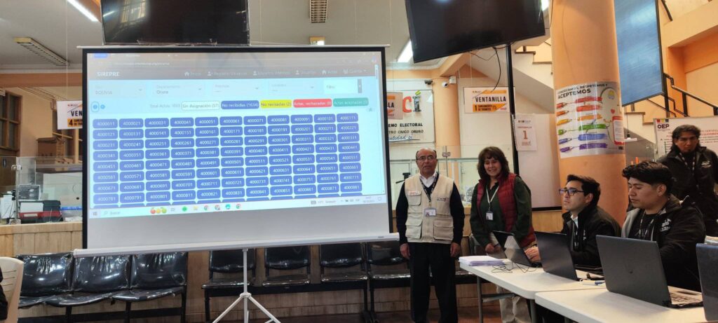 La sala de cómputo del Sirepre en las elecciones generales en Oruro. / Foto: TED Oruro