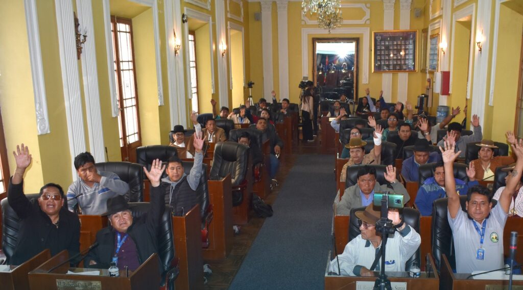 La sesión en la cual se aprobó a las ternas de postulantes a vocales del TED de La Paz. / Foto: ALDLP.
