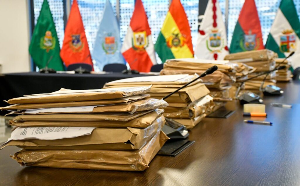 Las documentos que presentaron los postulantes a vocales del TSE. / Foto: Senado.