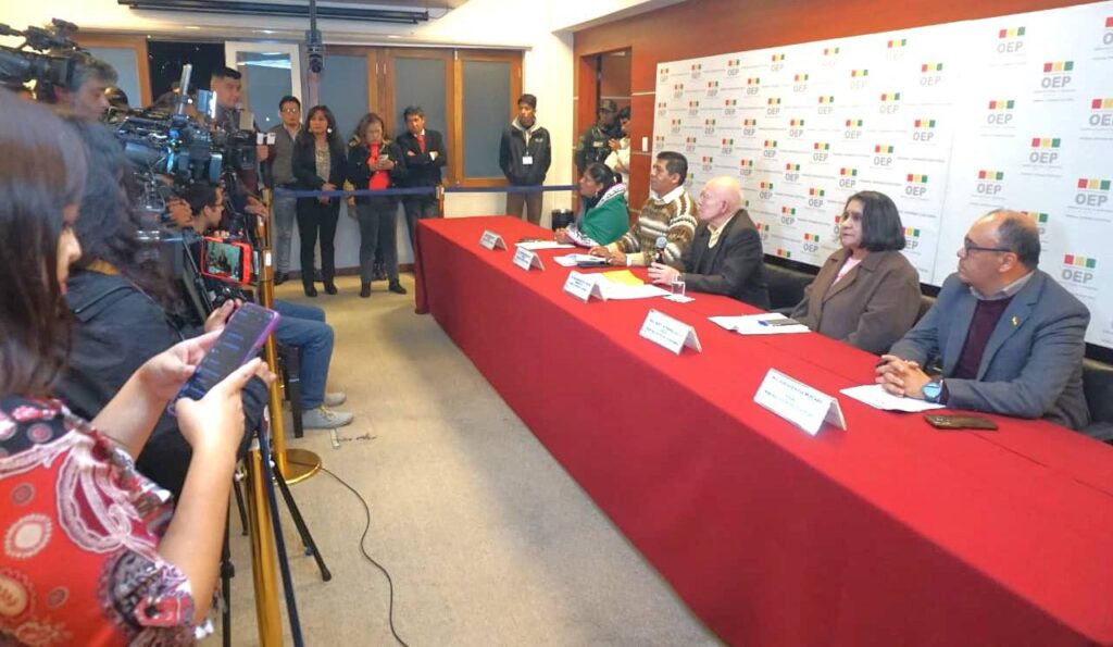 Los vocales del TSE en el lanzamiento de los comicios subnacionales. / Foto: TSE.